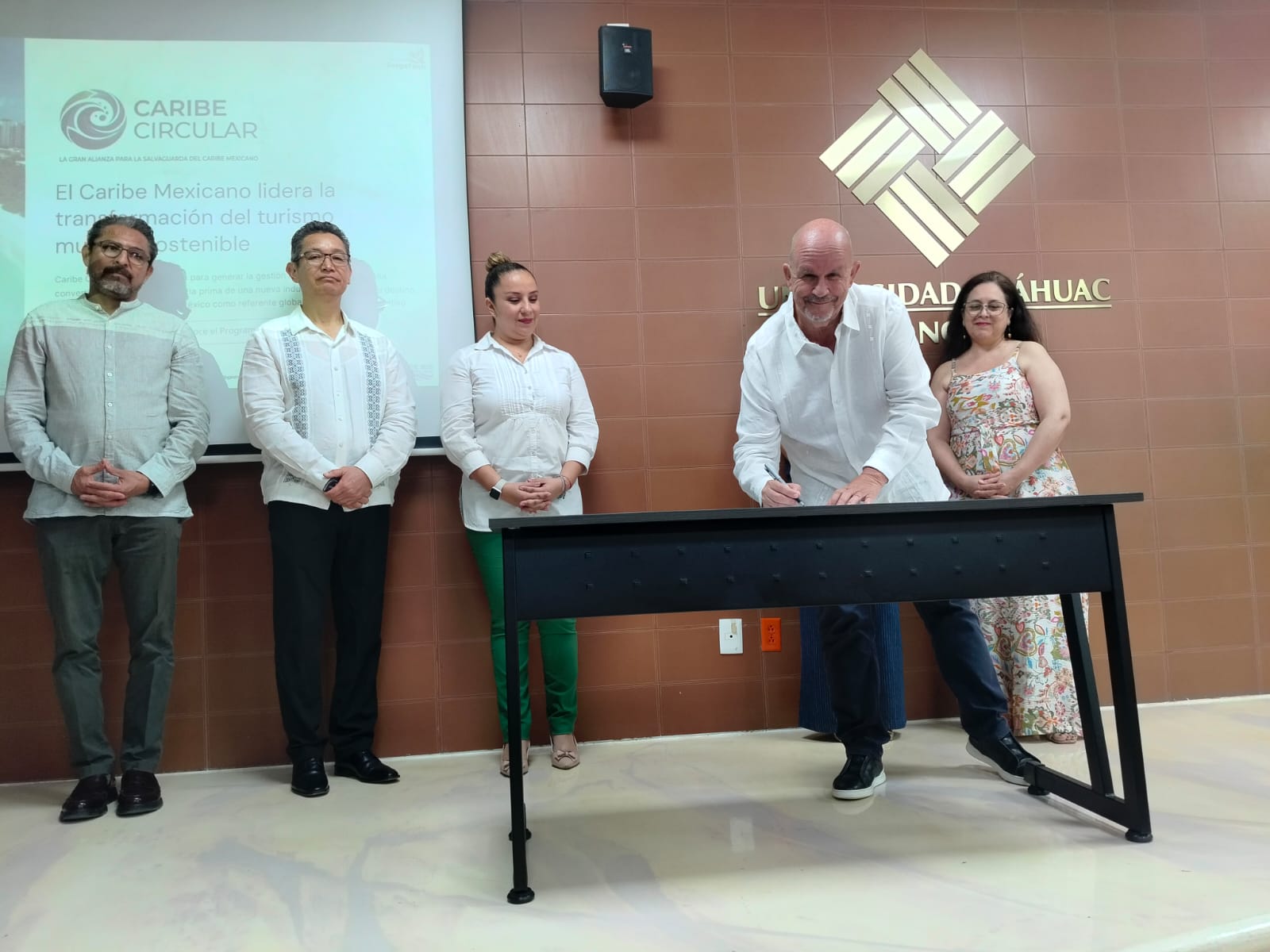 Líderes empresariales y autoridades federales firman el compromiso para la creación de la industria del sargazo.