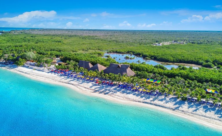 Familias disfrutan de las aguas cristalinas y la arena blanca en las nuevas zonas VIP de la isla de Cozumel.