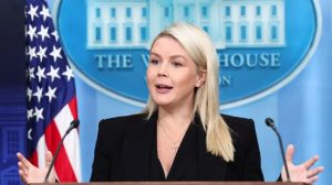Karoline Leavitt durante la conferencia de prensa en la Casa Blanca tras el tiroteo del fin de semana.