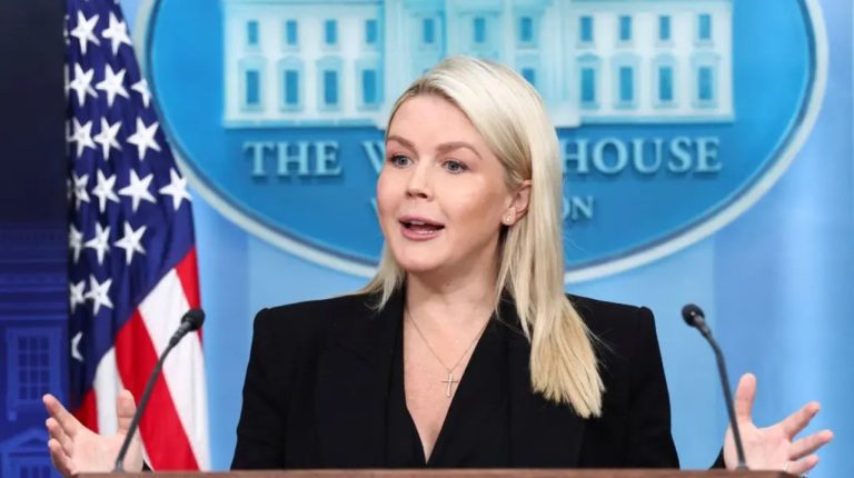 Karoline Leavitt durante la conferencia de prensa en la Casa Blanca tras el tiroteo del fin de semana.