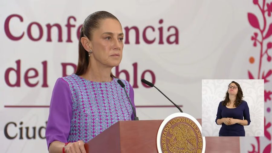 La presidenta Claudia Sheinbaum Pardo muestra el documento de la fiscalía de Nueva York durante su conferencia matutina en Palacio Nacional.