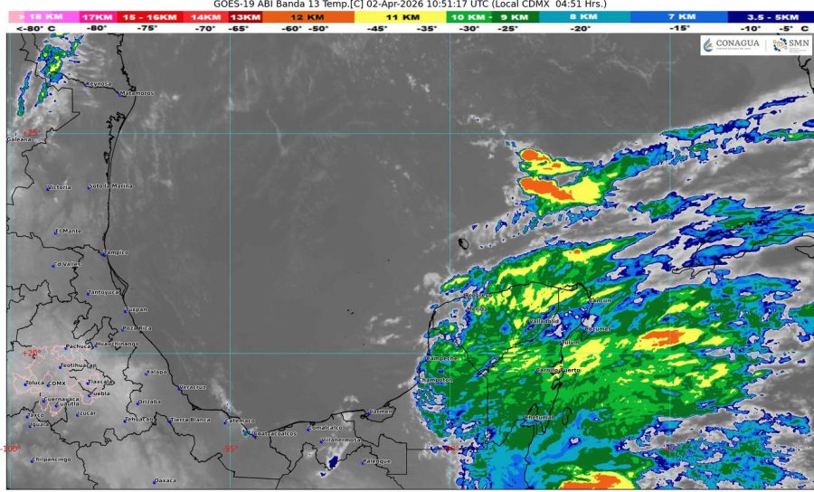 Cielo nublado sobre la costa de Quintana Roo anunciando la llegada de chubascos intensos.