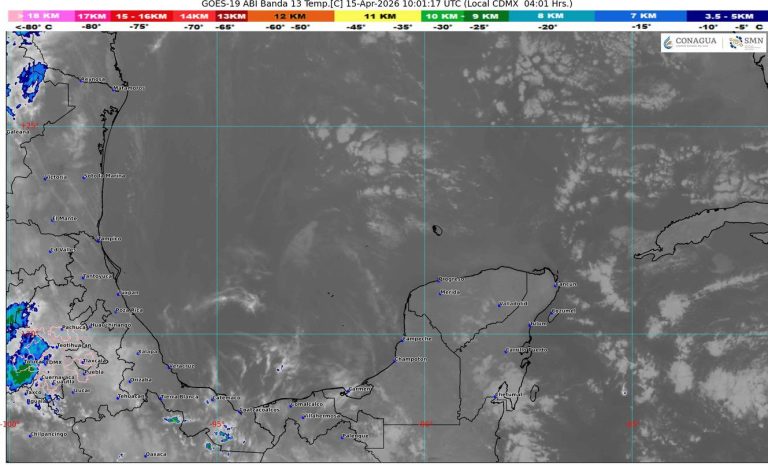 El fuerte oleaje en las costas del norte de Quintana Roo alcanzará los tres metros de altura hoy.