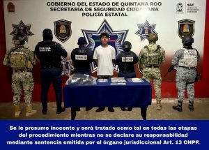 Elementos de seguridad aseguran la motocicleta y pertenencias del detenido tras el operativo en la colonia Maravilla.