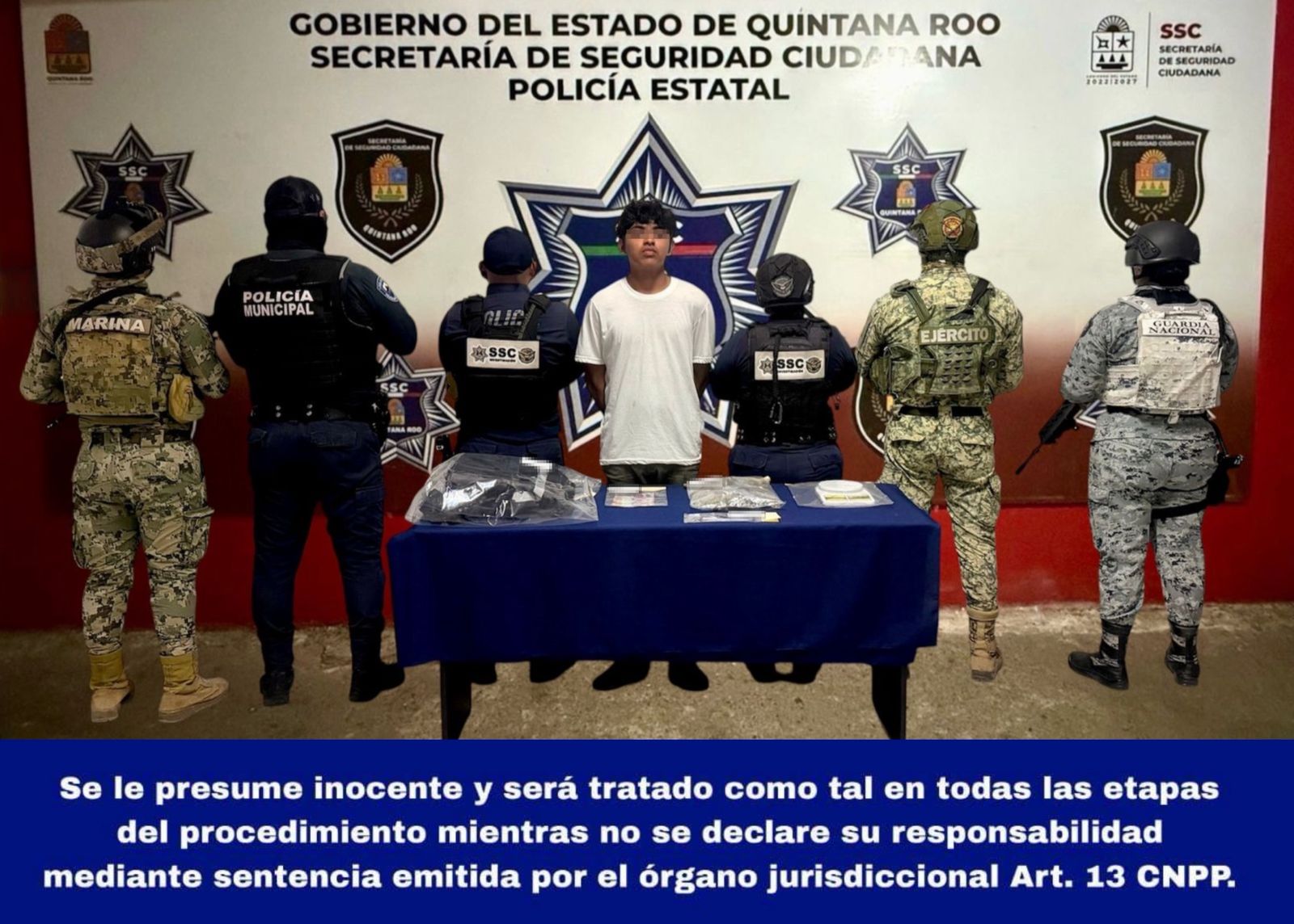 Elementos de seguridad aseguran la motocicleta y pertenencias del detenido tras el operativo en la colonia Maravilla.