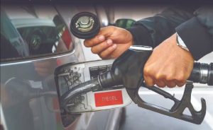 Gobierno y gasolineros pactan tope al precio del diésel en 28 pesos