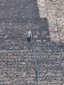 Un hombre armado provocó el desalojo masivo de turistas tras realizar múltiples disparos desde la cima de la construcción prehispánica.