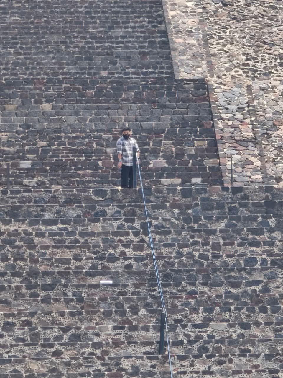 Un hombre armado provocó el desalojo masivo de turistas tras realizar múltiples disparos desde la cima de la construcción prehispánica.