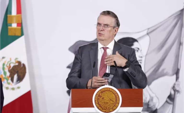 El secretario Marcelo Ebrard aclaró que el hospedaje de su hijo en la embajada fue una invitación personal de la embajadora.