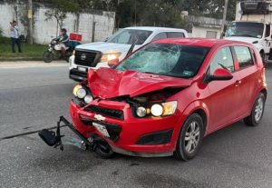 Elementos de seguridad resguardaron el área del percance sobre el Boulevard Playa del Carmen para facilitar el trabajo de los peritos.