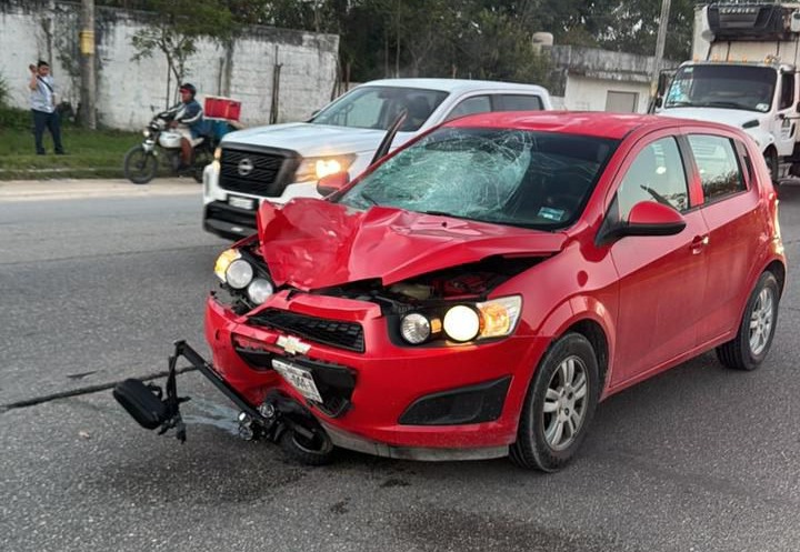 Elementos de seguridad resguardaron el área del percance sobre el Boulevard Playa del Carmen para facilitar el trabajo de los peritos.