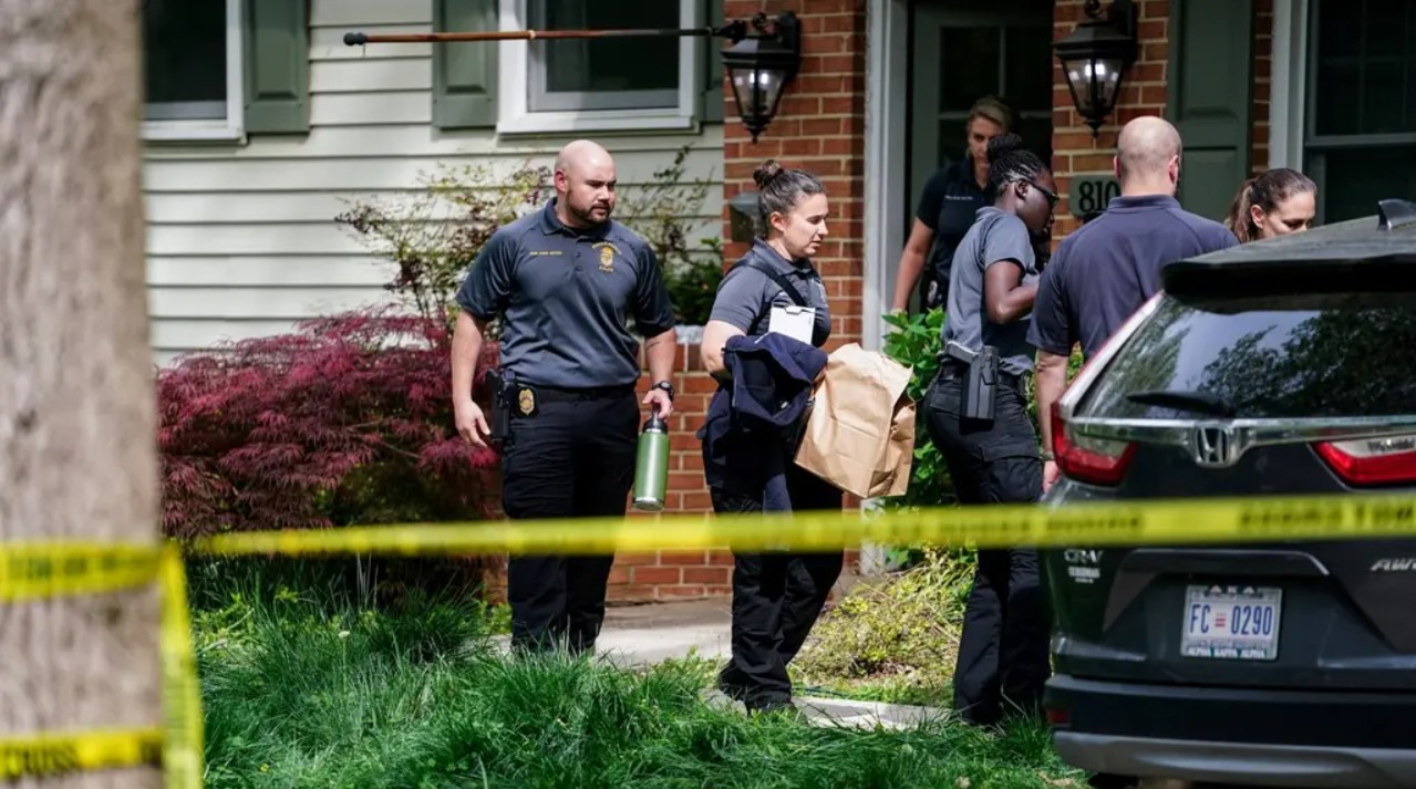 La policía del condado de Fairfax mantiene acordonada la zona donde ocurrió el homicidio y suicidio de la pareja.