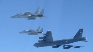 Restos de una aeronave de combate tras el impacto de un misil en una zona desértica cercana a la frontera.