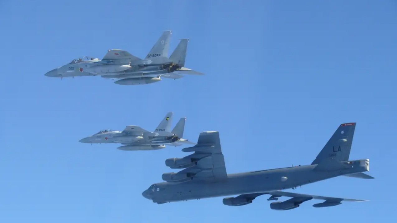 Restos de una aeronave de combate tras el impacto de un misil en una zona desértica cercana a la frontera.