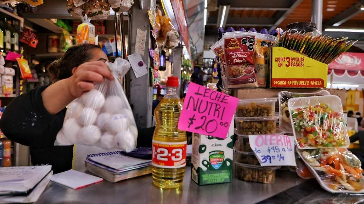 La presidenta Claudia Sheinbaum Pardo explica las medidas fiscales para mantener estable el precio de la gasolina en territorio nacional.
