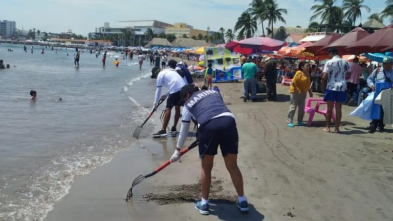 Especialistas instalan boyas oceanográficas como parte de la infraestructura del nuevo Observatorio Permanente en el Golfo de México.