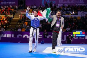 El mexicano Guillermo Cortés celebra en el podio tras conquistar su tercer título mundial consecutivo en la disciplina de taekwondo.