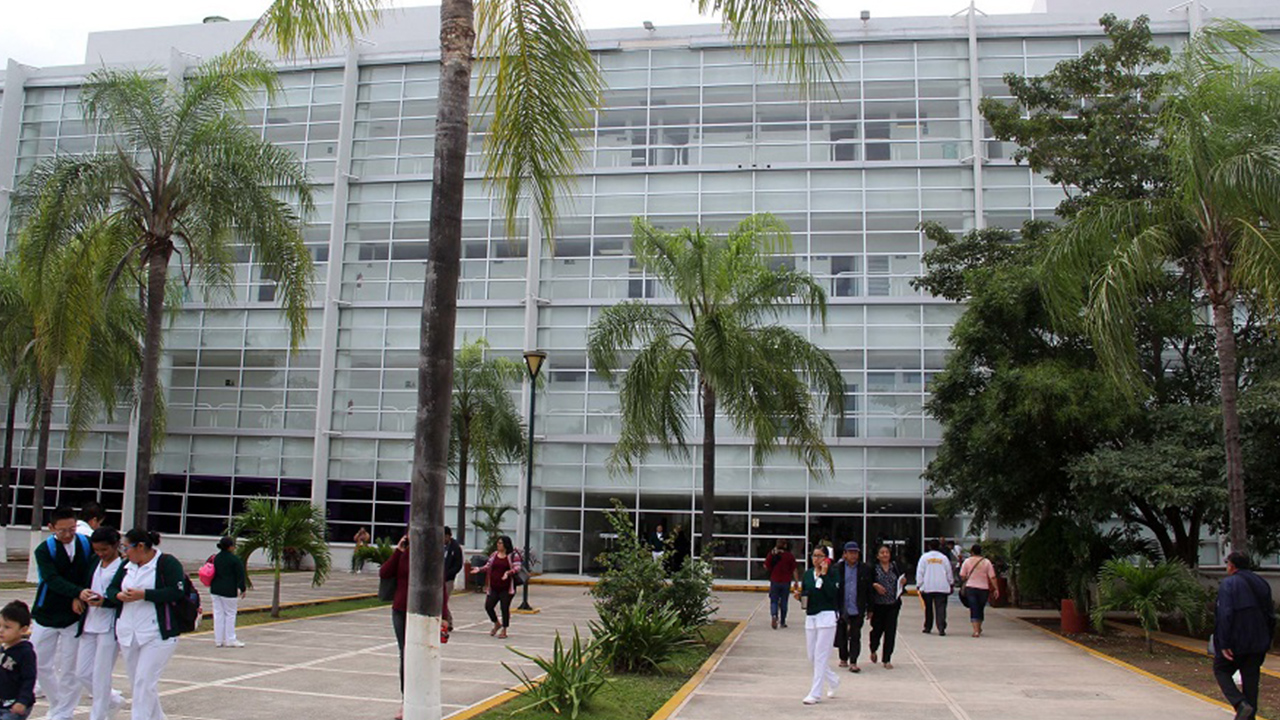 Adultos mayores en Cancún denuncian la falta de medicamentos básicos en la clínica 510 del IMSS durante una manifestación pacífica local.