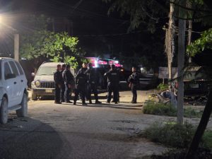 Los agentes de la policía municipal retiraron diversos artefactos metálicos utilizados para dañar los neumáticos de las unidades oficiales durante la persecución.