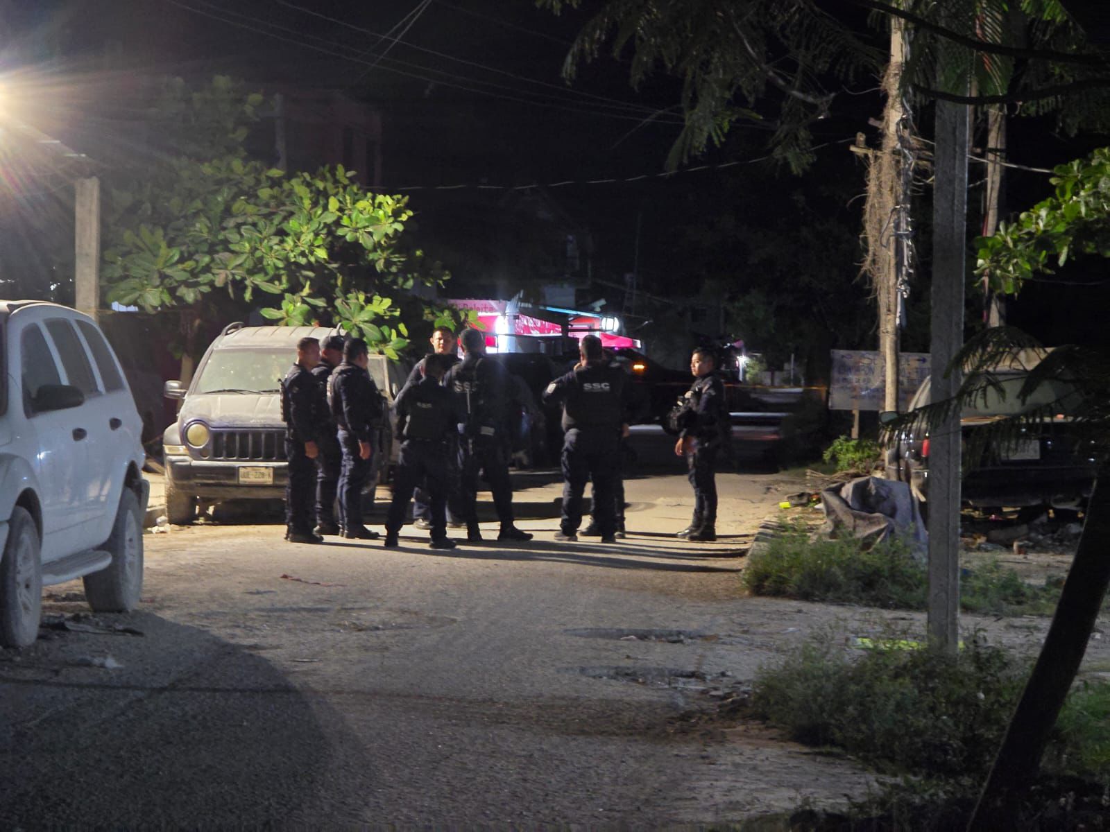 Los agentes de la policía municipal retiraron diversos artefactos metálicos utilizados para dañar los neumáticos de las unidades oficiales durante la persecución.