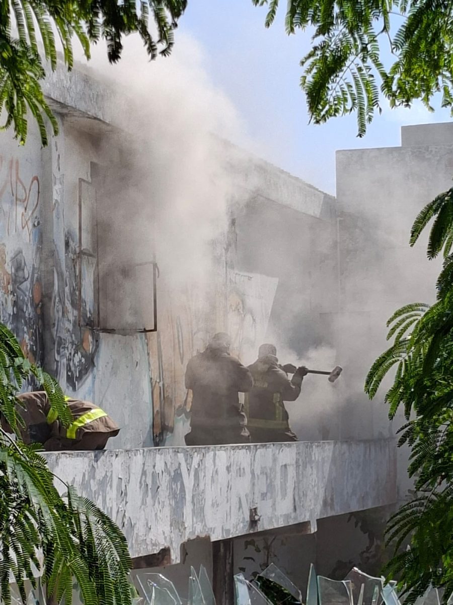 El personal de bomberos trabajó intensamente durante más de seis horas para confinar el fuego dentro del perímetro de la bodega.