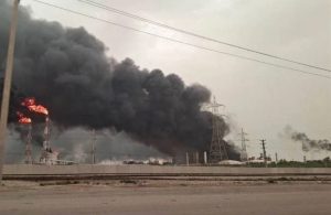 Columnas de humo emergen de la zona petroquímica tras el impacto de misiles de crucero lanzados por fuerzas aliadas.