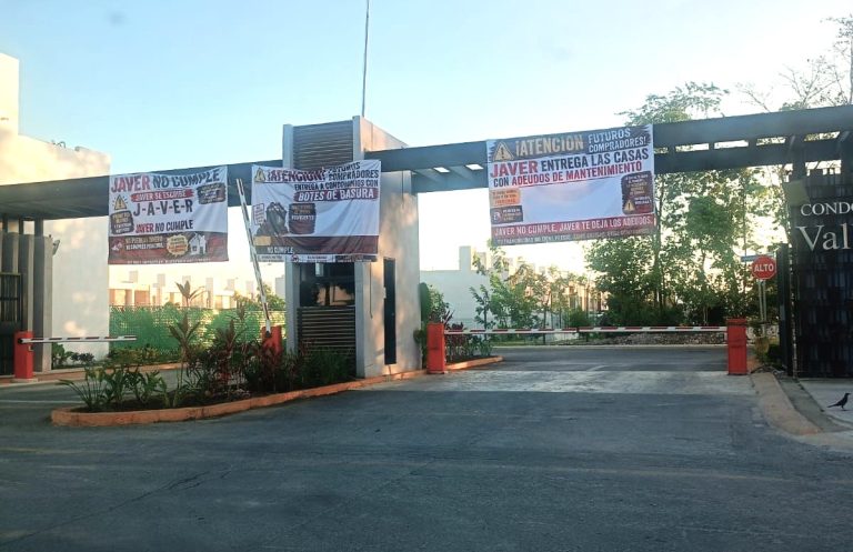 Los habitantes colocaron mantas de advertencia en el acceso principal para informar a quienes visitan la casa muestra.