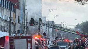 Los vulcanos capitalinos trabajaron durante más de seis horas para sofocar el fuego en el callejón de Cabaña.