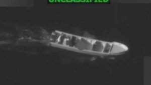 Video oficial del Comando Sur muestra la destrucción de lanchas rápidas durante la operación Lanza del Sur.