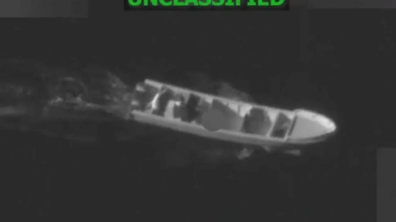 Video oficial del Comando Sur muestra la destrucción de lanchas rápidas durante la operación Lanza del Sur.