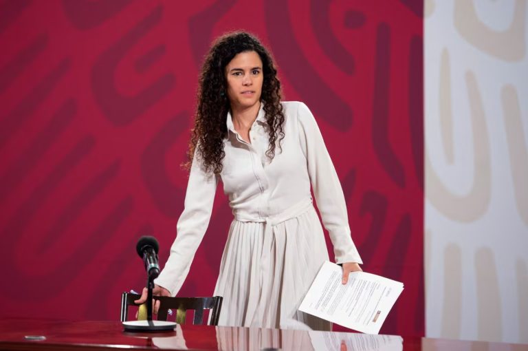 La secretaria de Gobernación presentó gráficas propias para refutar los señalamientos de los organismos internacionales durante la conferencia.