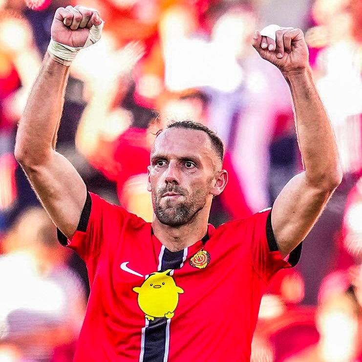 Martín Demichelis celebra con sus asistentes el gol que dio la victoria definitiva a su equipo en el estadio Son Moix.