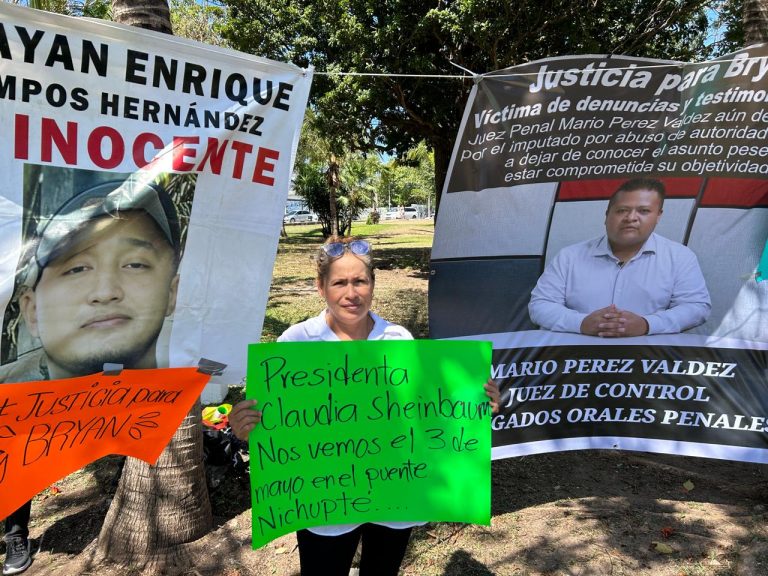 Integrantes del colectivo Madres Buscadoras bloquearon la avenida Cobá para exigir imparcialidad en el caso de Brayan Campos.