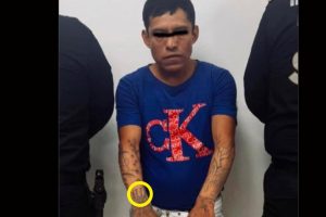El detenido presenta el característico tatuaje de la organización en su brazo, marca usada por los fundadores de la Unión Tepito.