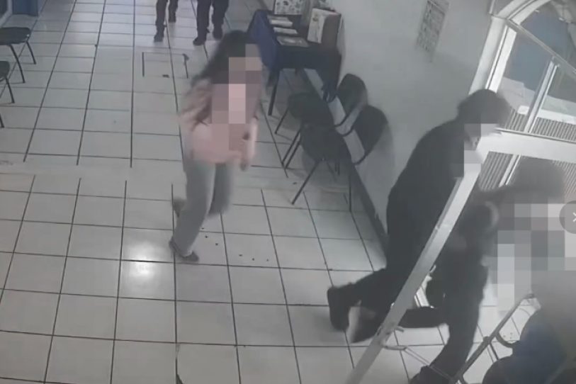El video de la fiscalía muestra el momento exacto en que los alumnos desarmaron a su compañero tras el ataque en la escuela.