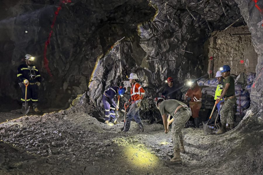 Equipos de rescate trabajando en el acceso principal de la mina Santa Fe durante la madrugada de este lunes.