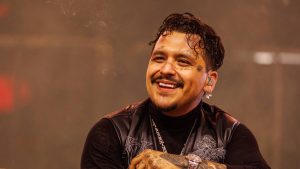 El cantante Christian Nodal enfrenta un nuevo reto legal al descubrirse que su nombre pertenece legalmente a su padre.