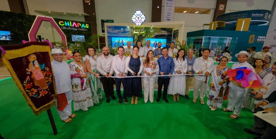 La gobernadora Mara Lezama y autoridades federales cortaron el listón inaugural del stand que representa la oferta turística de Quintana Roo.