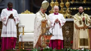 El papa León XIV bendice los óleos sagrados durante la celebración litúrgica en la Basílica de San Pedro.