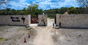 Elementos de la Marina y la Fiscalía estatal resguardan el predio tras detectar la falta de permisos ambientales.