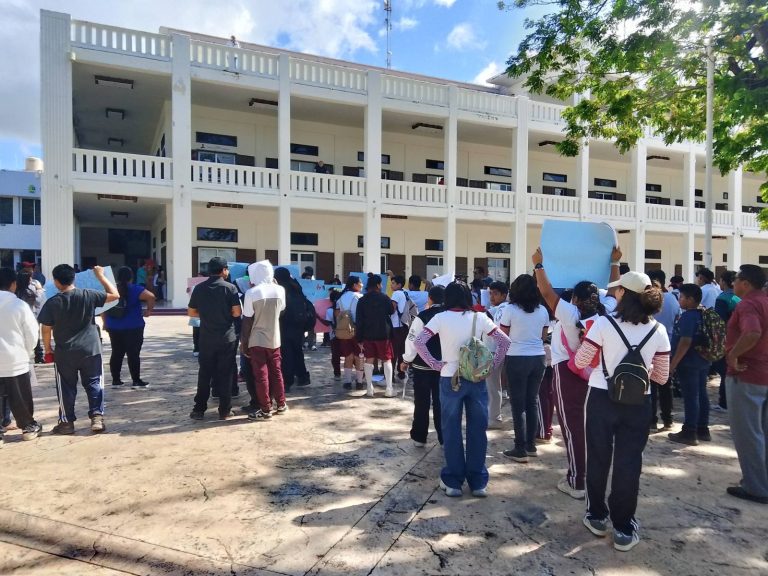 Estudiantes de distintos niveles educativos se congregaron frente al Palacio de Gobierno para visibilizar las malas condiciones de su infraestructura.