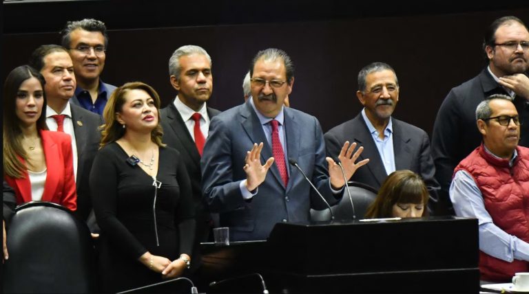 Los legisladores del Partido del Trabajo mostraron pancartas en apoyo al gremio musical durante la intensa jornada parlamentaria.