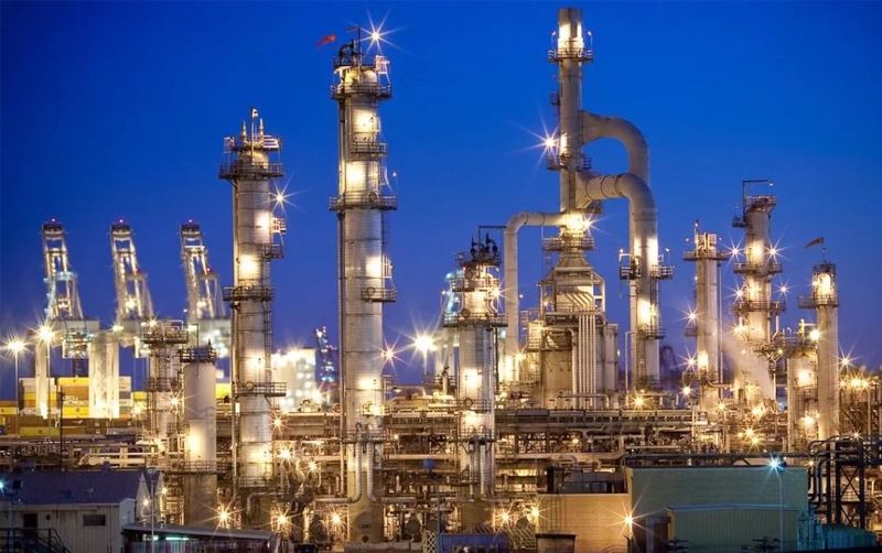 La refinería de Dos Bocas continúa sus operaciones mientras el gobierno ajusta el presupuesto del sector energético.