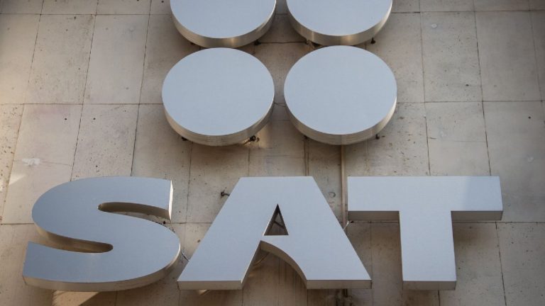 Trabajadores mexicanos consultan sus recibos de nómina para verificar las retenciones aplicadas por conceptos de impuestos y seguridad social.