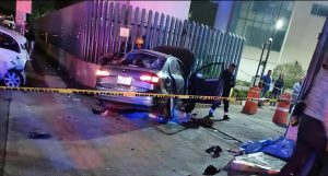 Peritos de la Fiscalía del Estado de México realizan el levantamiento de indicios frente a la clínica 200 del IMSS.