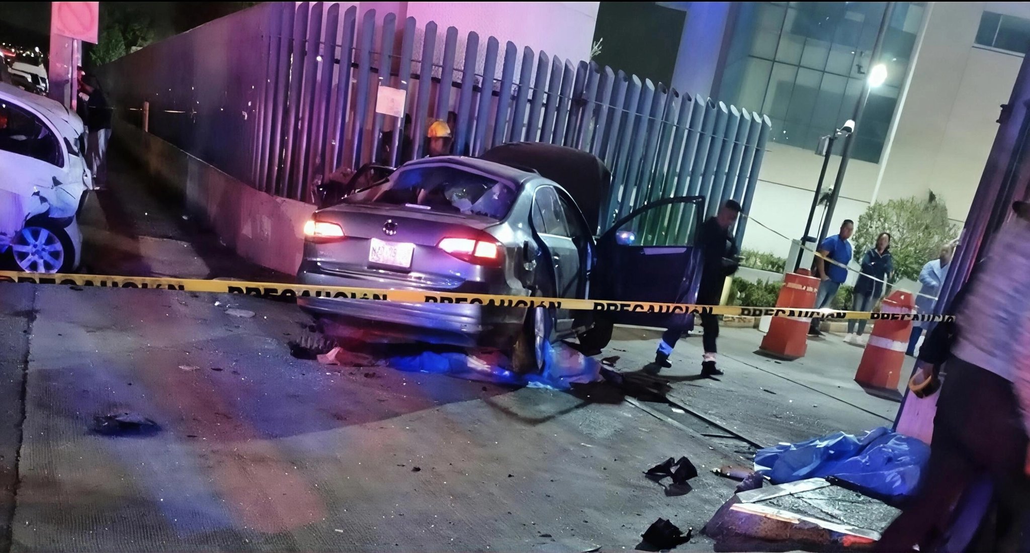 Peritos de la Fiscalía del Estado de México realizan el levantamiento de indicios frente a la clínica 200 del IMSS.