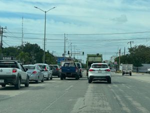 Unidades de transporte de carga utilizan el libramiento de Tulum para evitar el congestionamiento en el centro.