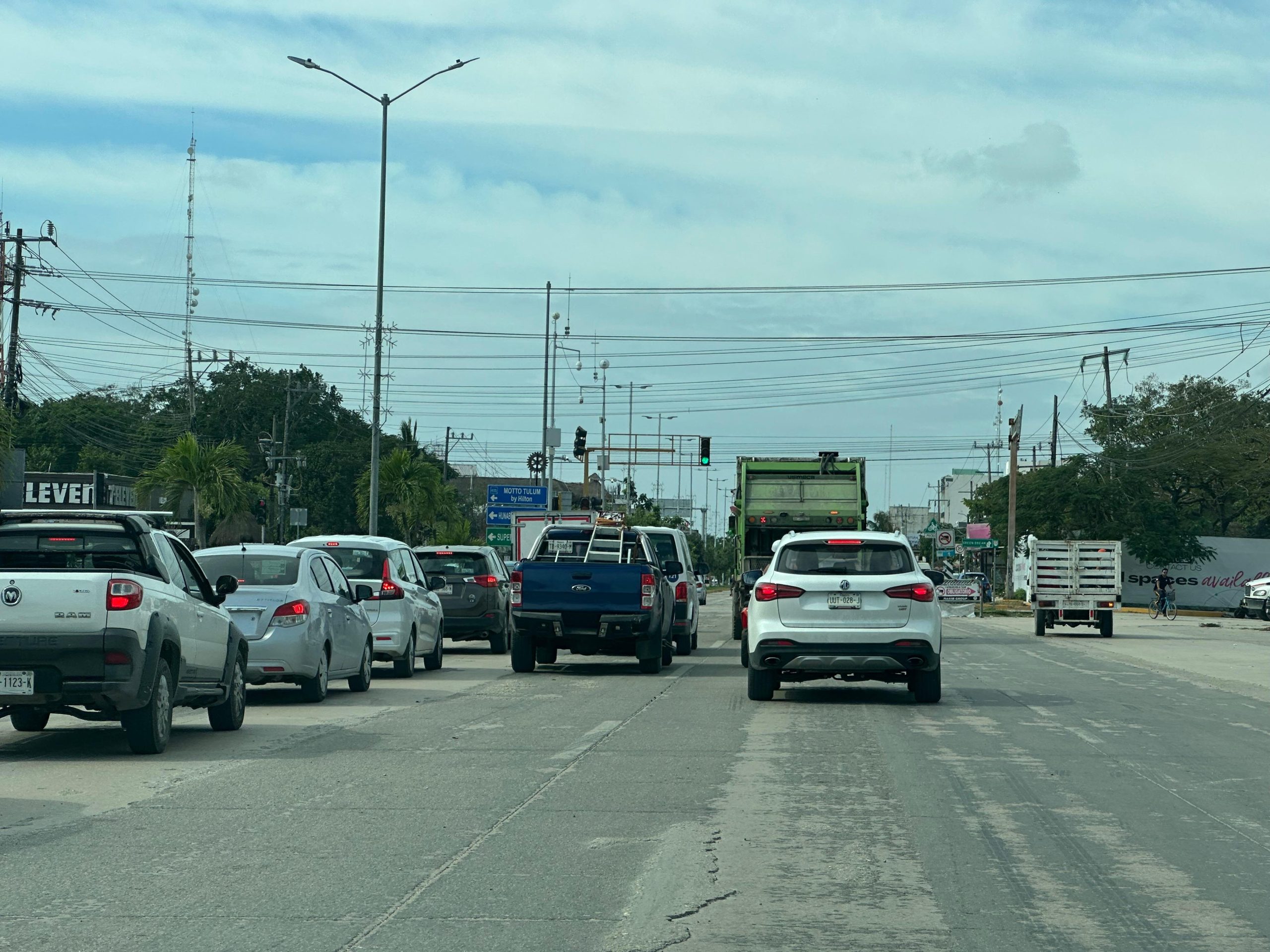 Unidades de transporte de carga utilizan el libramiento de Tulum para evitar el congestionamiento en el centro.