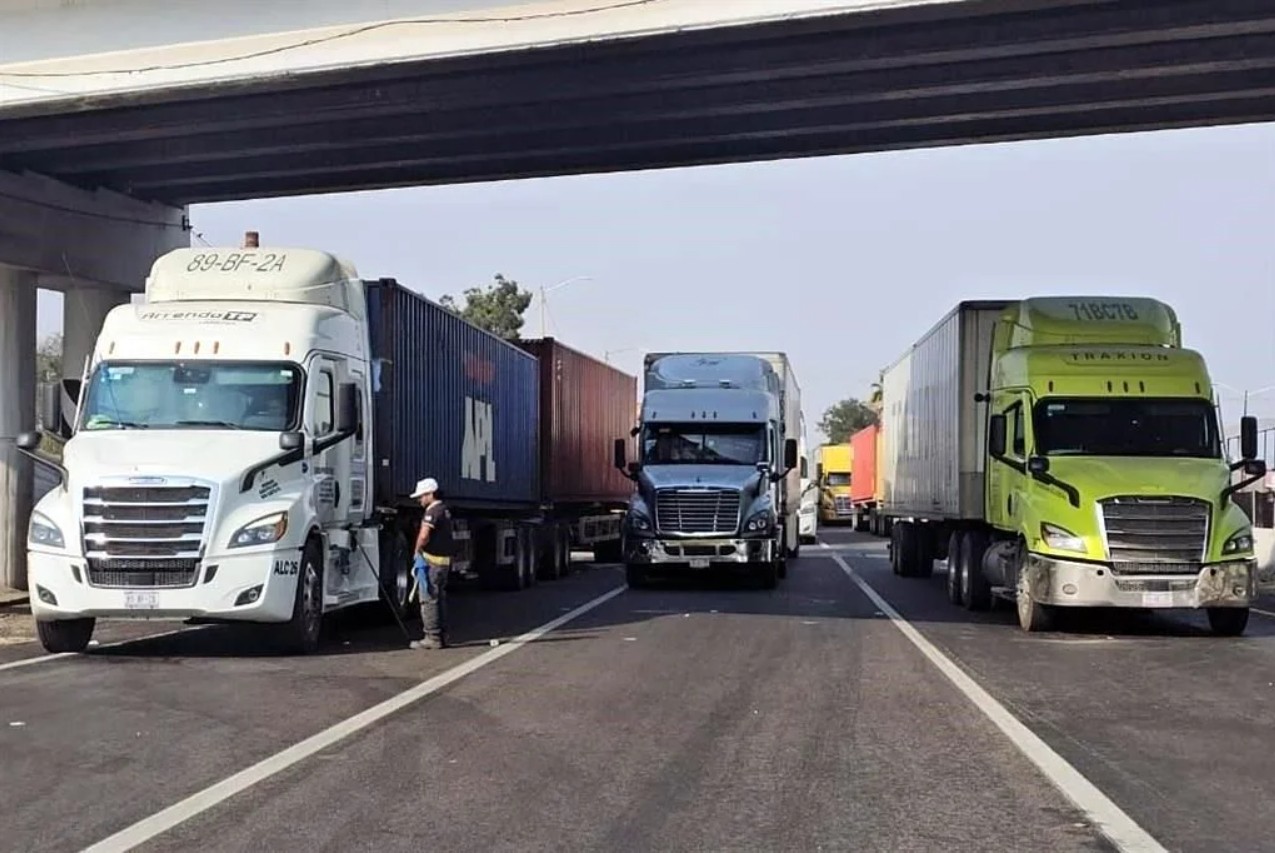Cientos de tráileres bloquean los accesos principales a la capital durante la mañana de hoy.