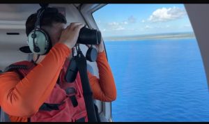 El helicóptero Albatros realiza sobrevuelos constantes para intensificar la búsqueda de tripulante desaparecido en las costas de Quintana Roo.